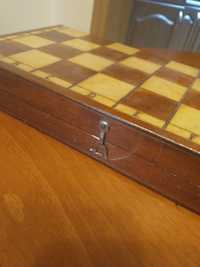 Drewniane stare szachy wraz z warcabami