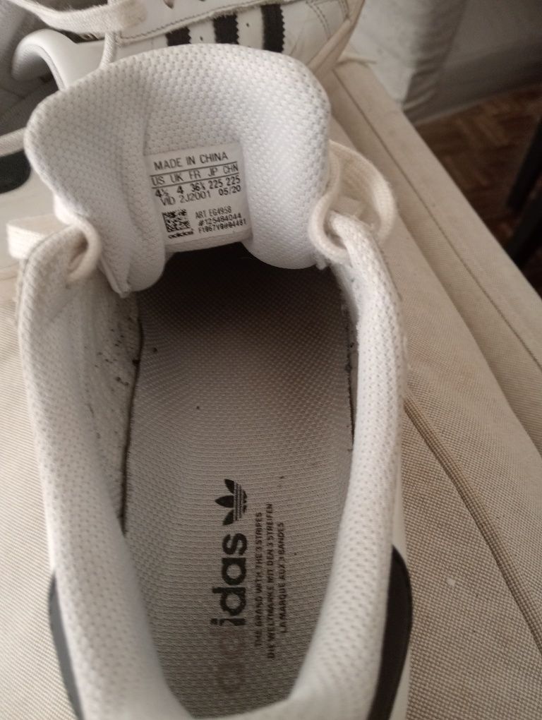 Calçado. Adidas.