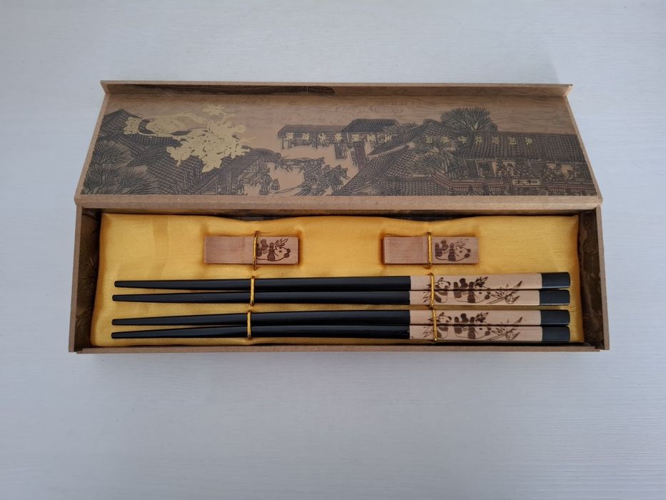 Pałeczki do sushi 2 pary z podstawkami zestaw w ozdobnym pudełku panda