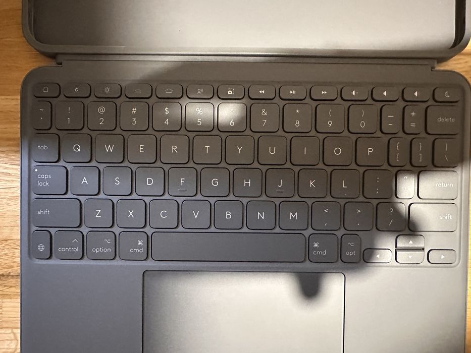 Logitech Combo Touch - klawiatura iPad Air 11" m3 m2 (2024) - JAK NOWA