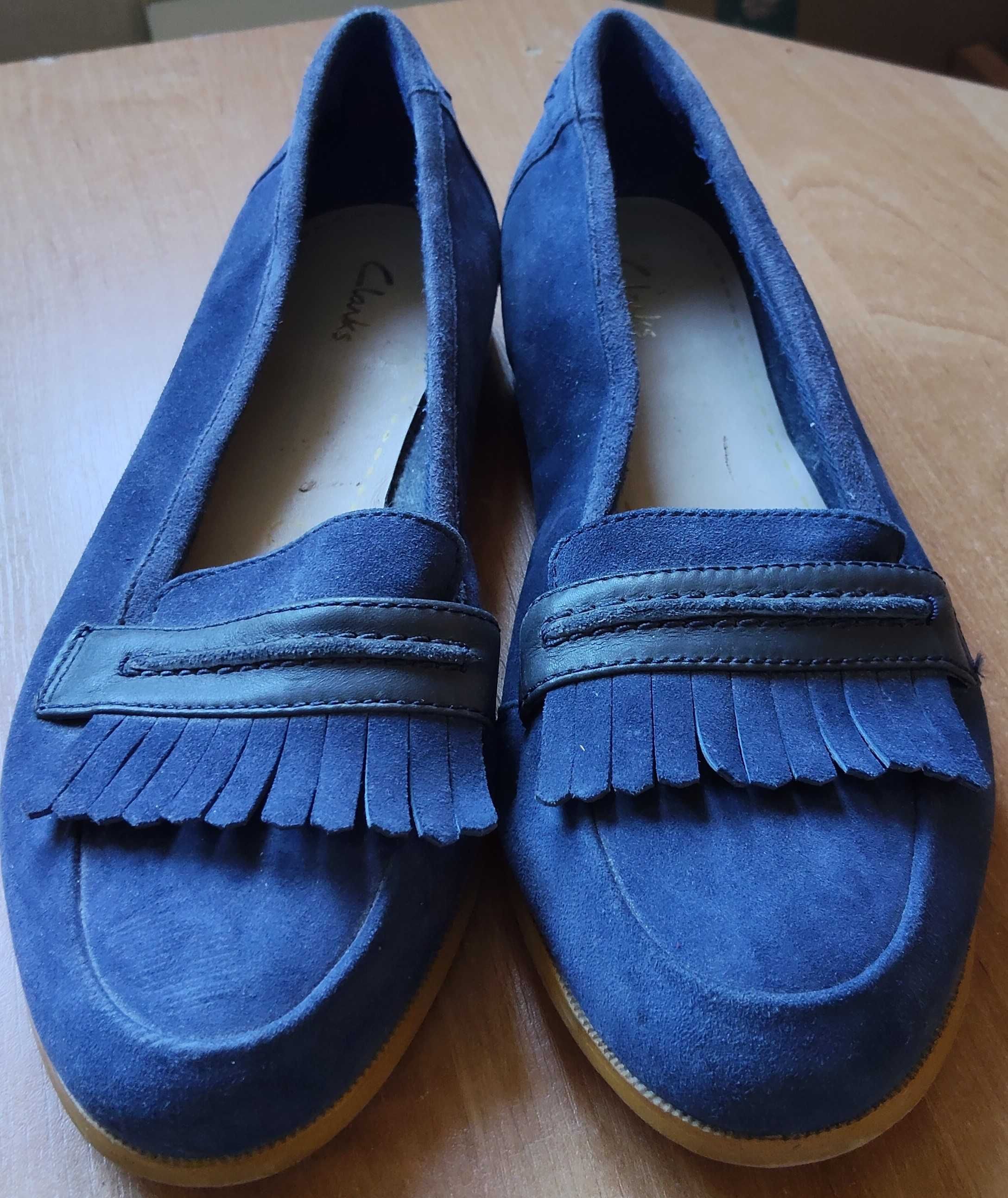 Eleganckie mokasyny Clarks – skóra zamszowa, granatowe, rozmiar 39