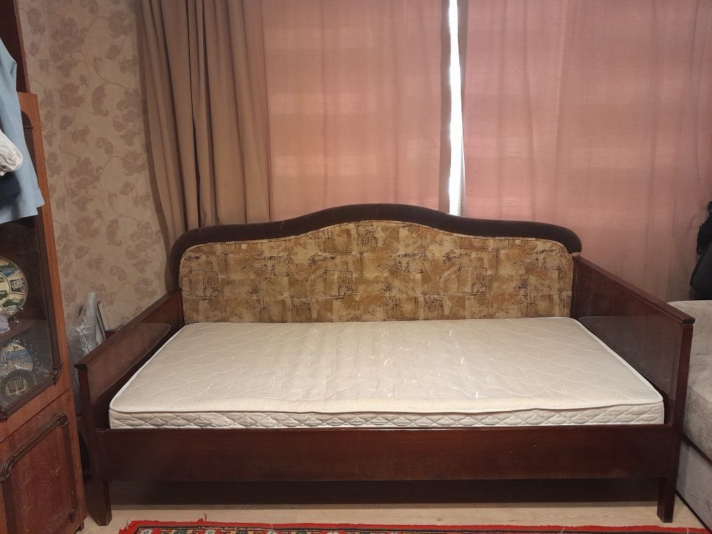 Кровать с матрасом.