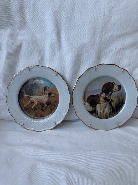 Dois pratos de cães de caça com 18 cms