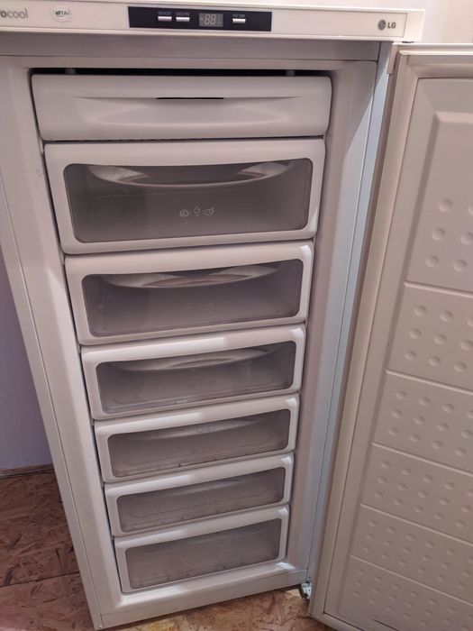 Продам б/в морозильну камеру LG