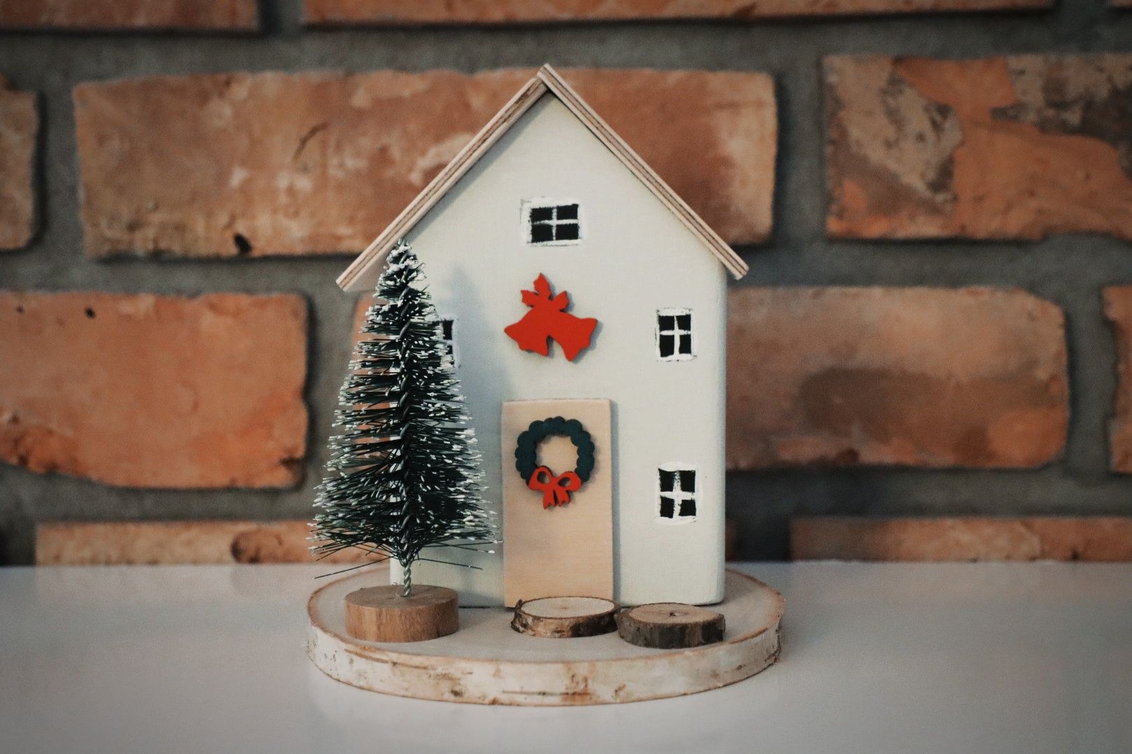 Domek drewniany skandynawski norweski Boże Narodzenie dekoracja