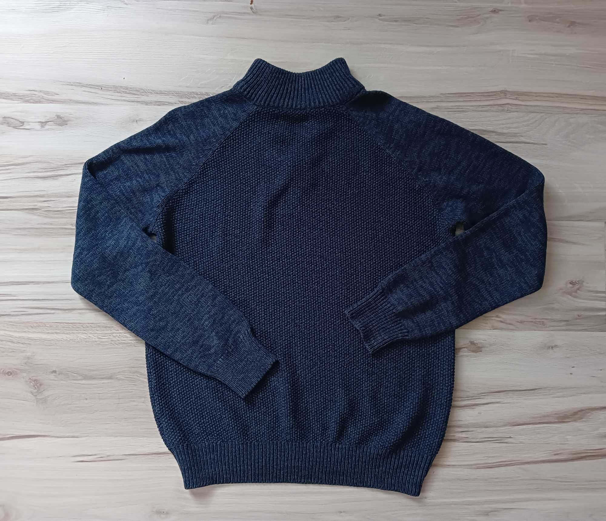 Granatowy, męski sweter o ozdobnymi guzikami r. L Dunnes