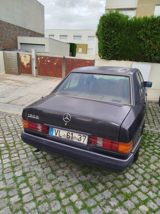 Clássico Mercedes 190E de 1990.