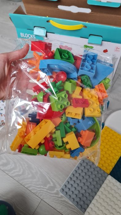 Ігровий стіл зі стільчиком і конструктором