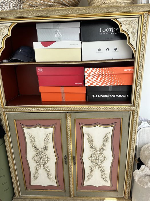 Móvel vintage com prateleiras