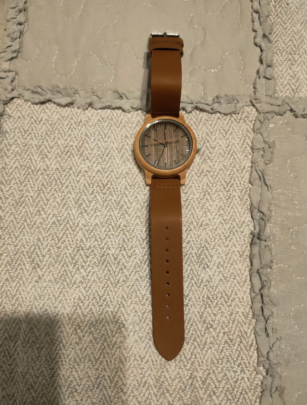 Nowy stylowy zegarek drewniany, damski.