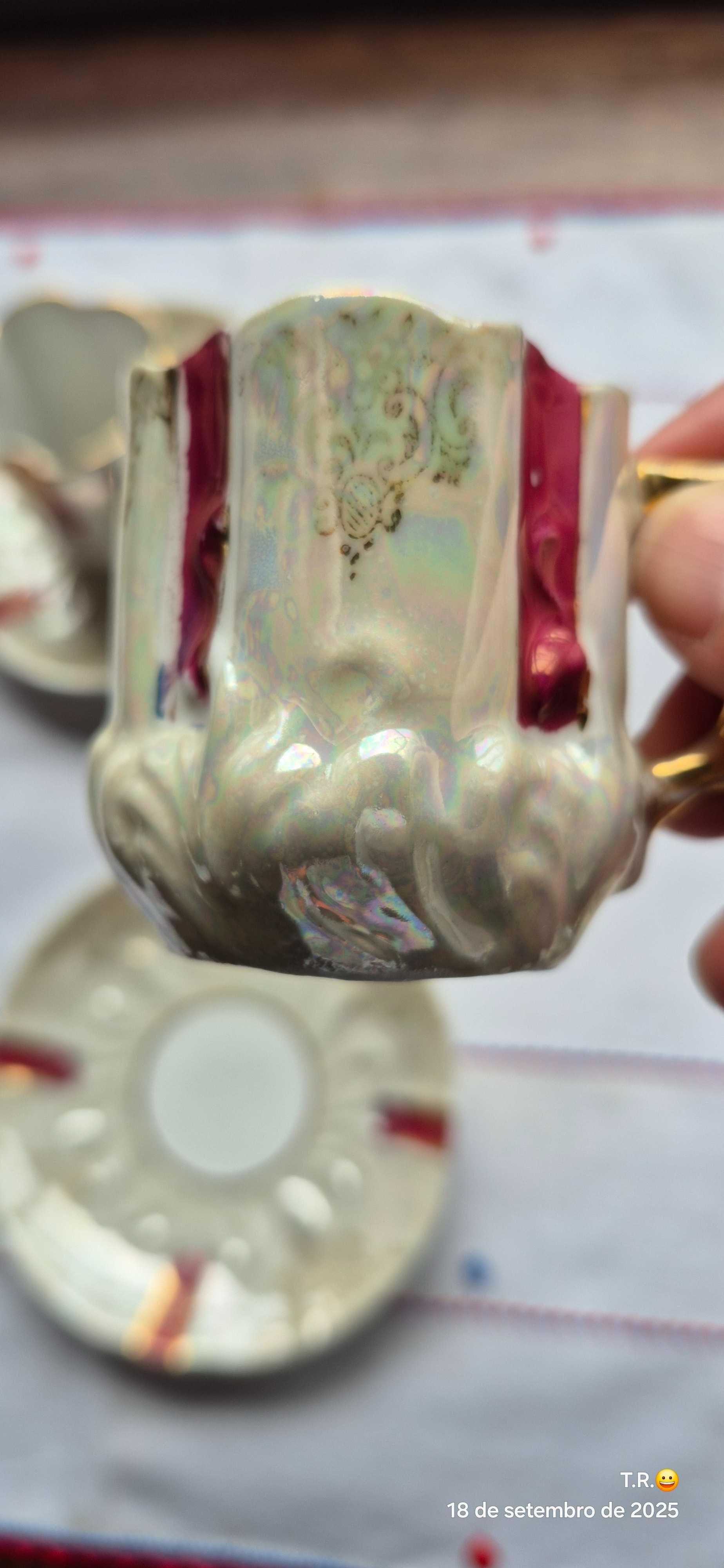 Chávenas de Café muito antigas em porcelana fina