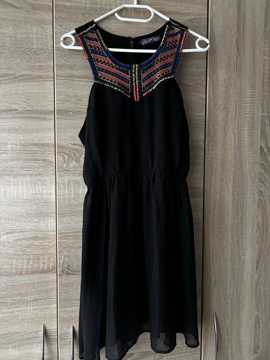 Zwiewna sukienka ze slicznym haftem