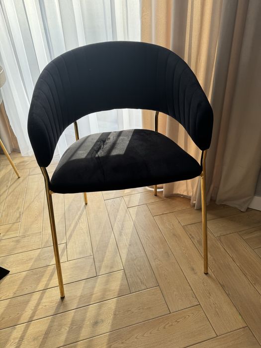 Krzesła czarne glamour ze zlotymi nogami