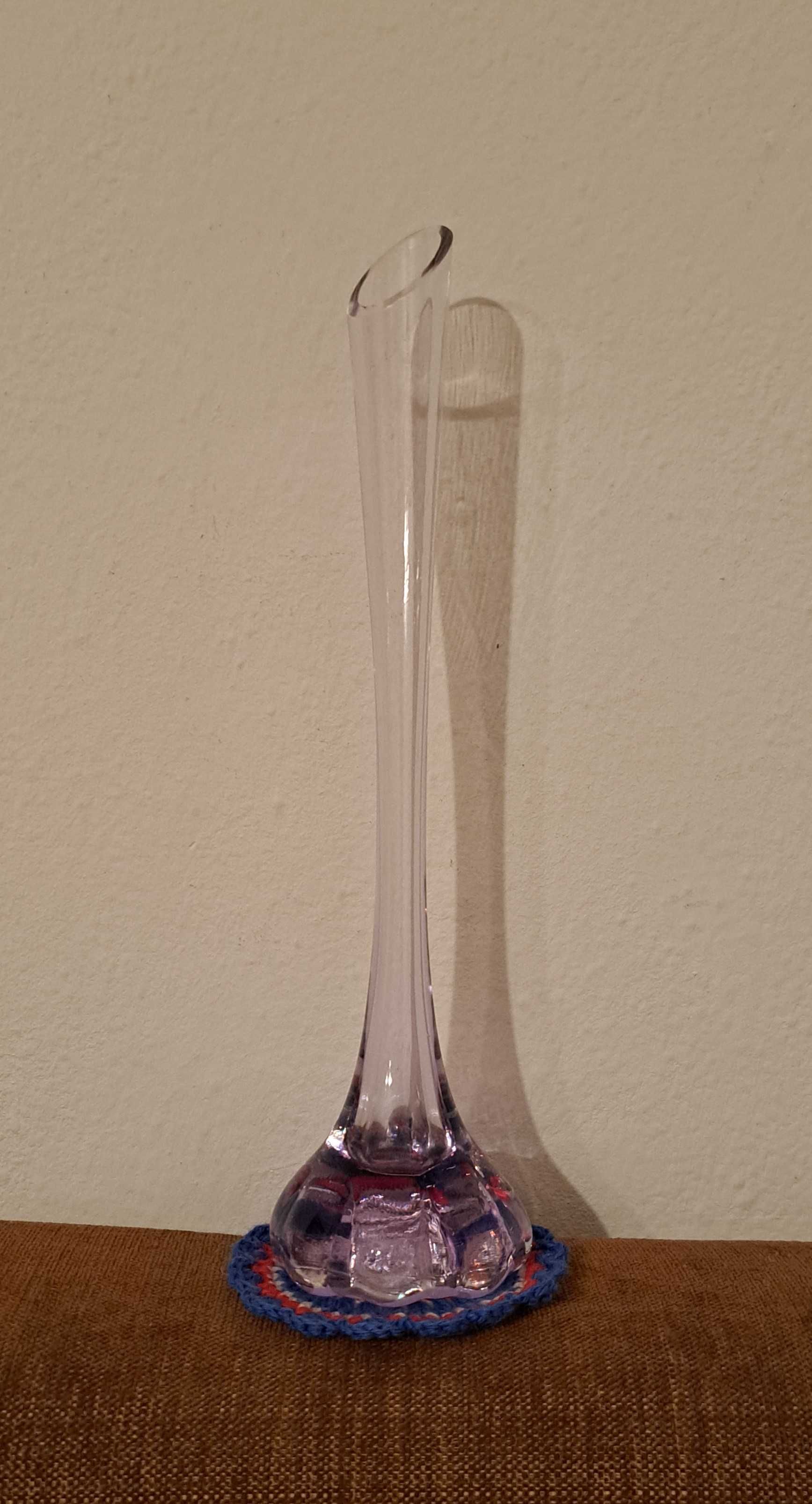 fioletowy szklany wazonik - tzw słonia noga