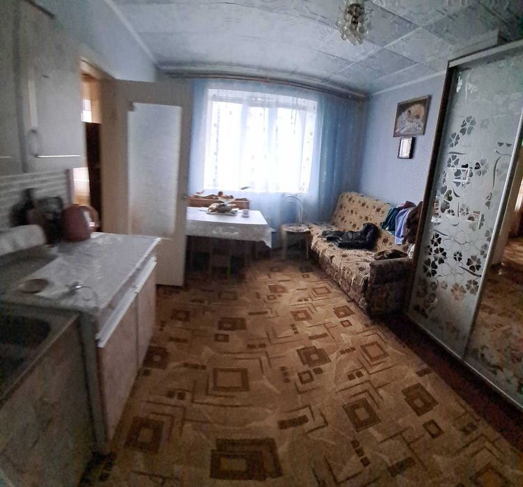 Продам 2 кімнатну квартиру у гуртожитку в Центрі Чугуєва  38 м.кв.