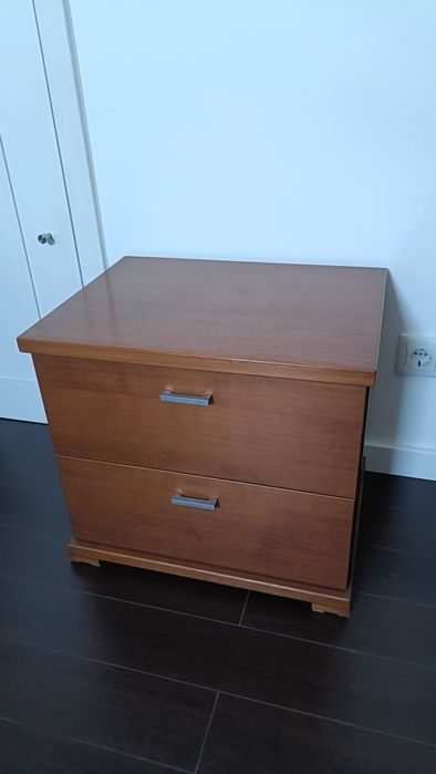 Mesa de cabeceira em madeira maciça cor de cerejeira