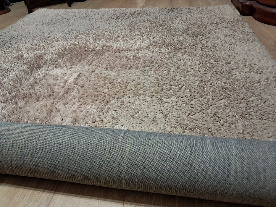 Dywan beżowy. Jasny.