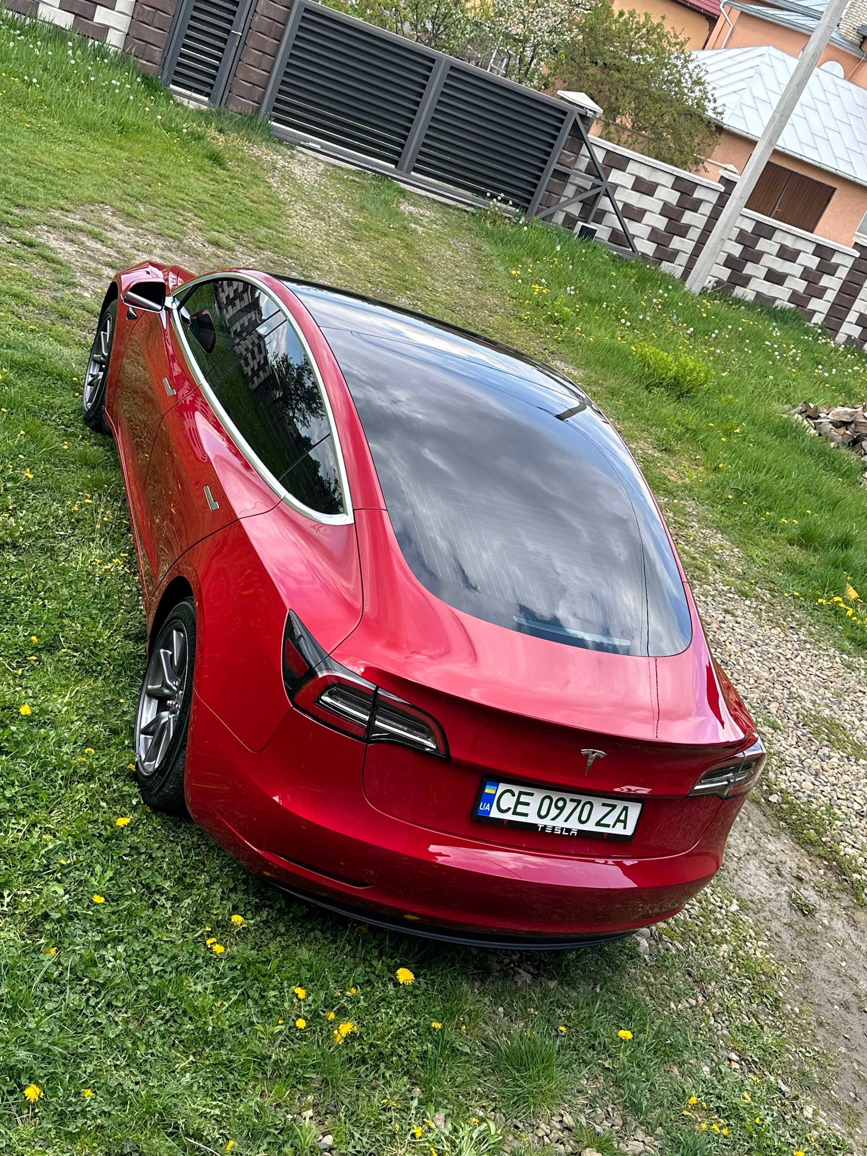 Автомобіль Tesla Model 3