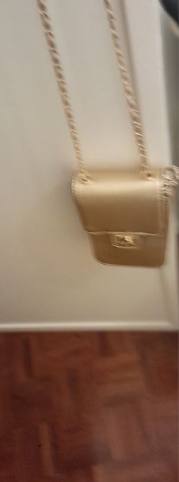 Mala pequena /em dourado