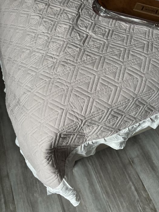 Narzuta na łóżko Romance 160x220 kapa pudrowy róż z falbanką nowa