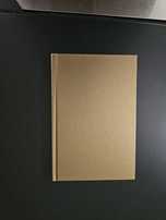 Caderno dourado pautado