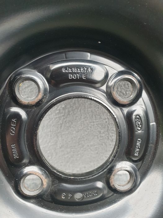 Komplet kół zimowych  r. 15 rozstaw 4x 108  + kołpaki Ford