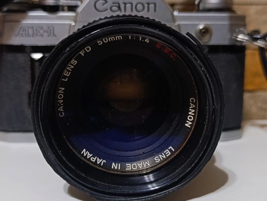 Canon AE 1 з обʼєктивом Canon Lens FD 50 mm 1:1.4 S.S.C