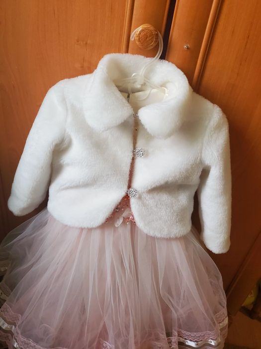 Святкова сукня та біла шубка.