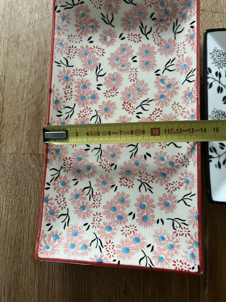 Talerzyki z zestawu do sushi