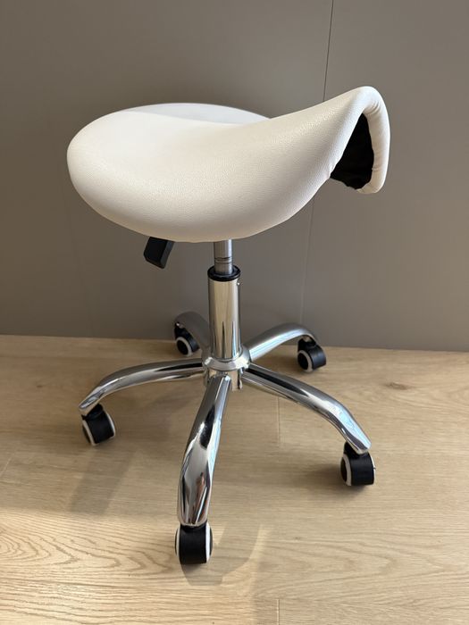 Krzeslo kosmetyczne siodło na kółkach