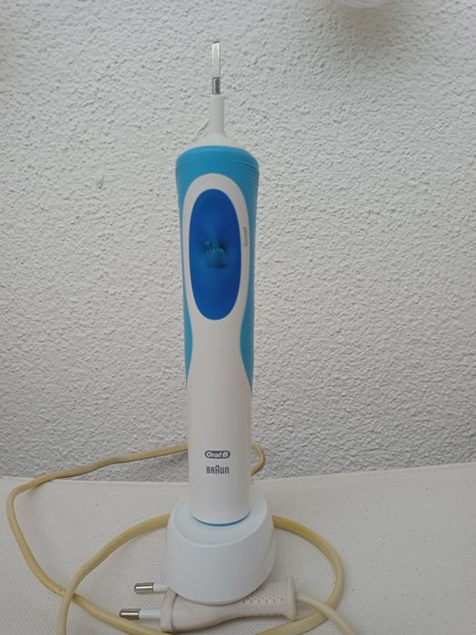 BRAUN Oral-B szczoteczka elektryczna do zębów - uszkodzona, sprawna