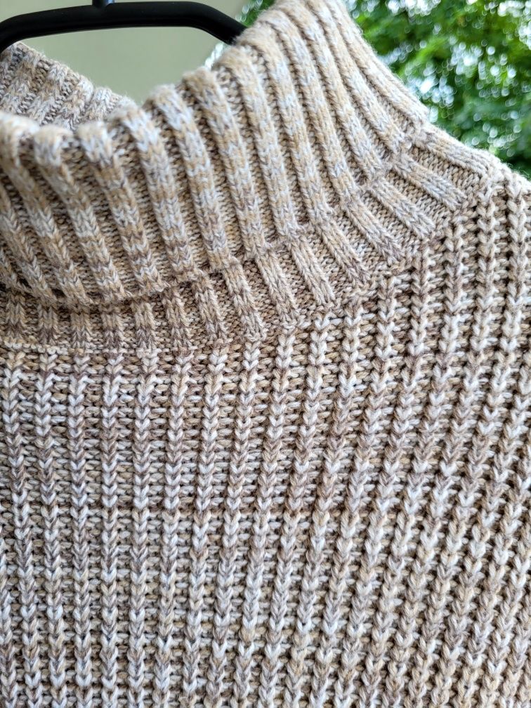 Jasnobeżowy, prążkowany sweter oversize z golfem - ASOS