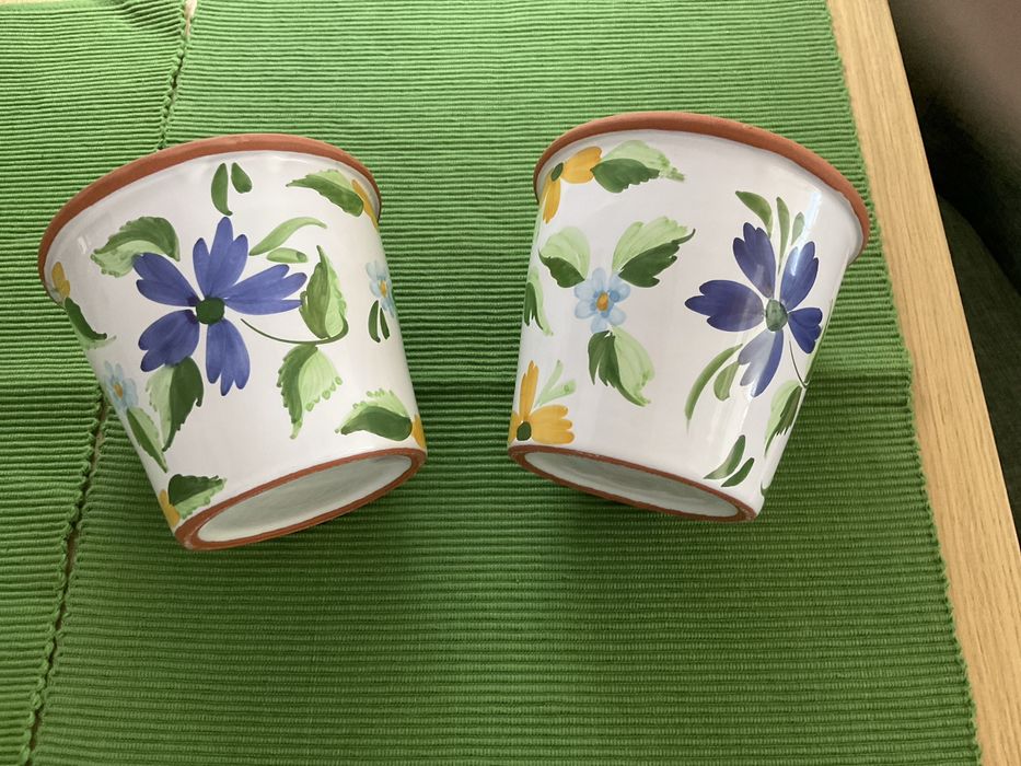 Dois vasos de barro pintado.