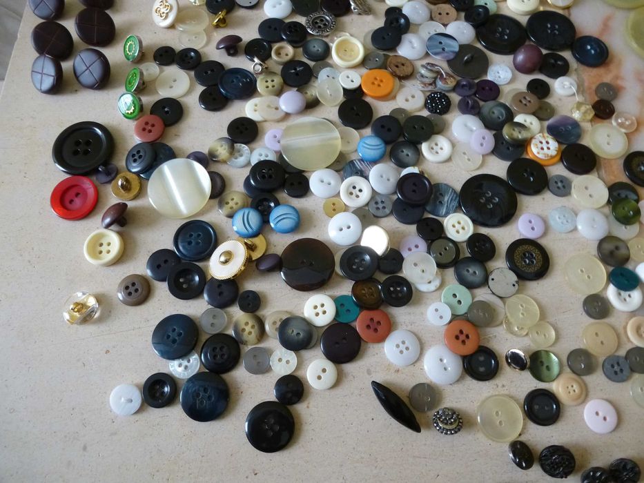 Lote de botões , antigos e recentes