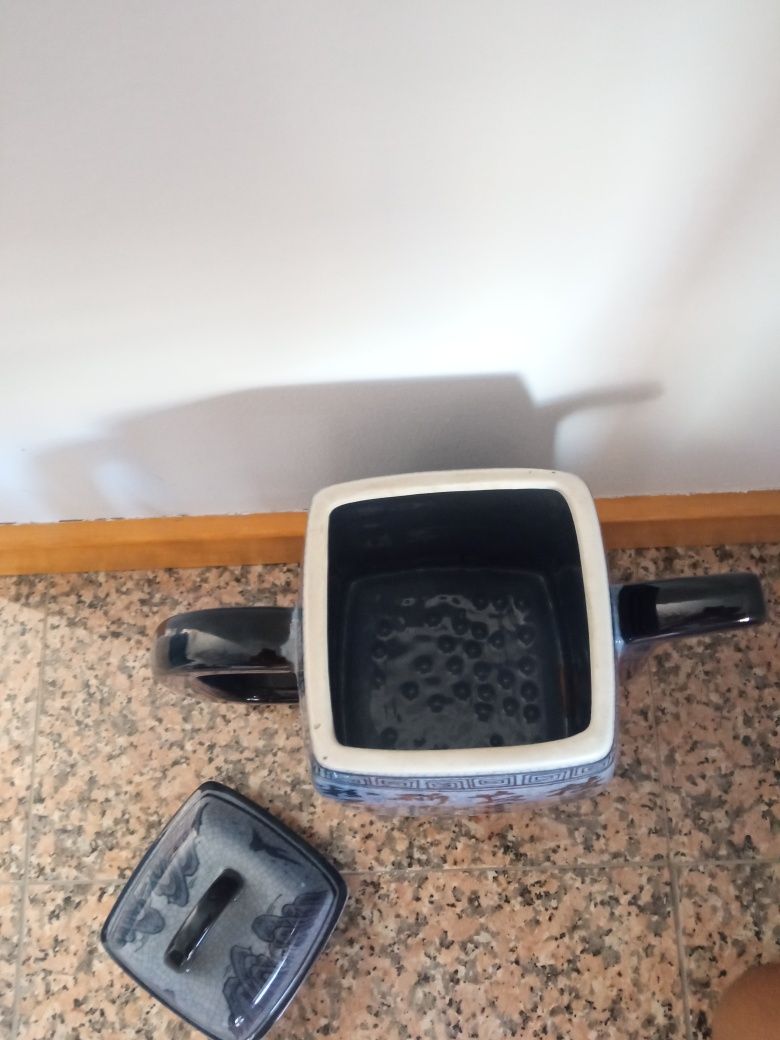 Bule asiático com motivos azuis escuros
