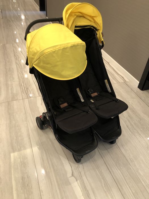 Lekki, Mały i Wąski wózek spacerowy bliźniaczy, rok po roku.