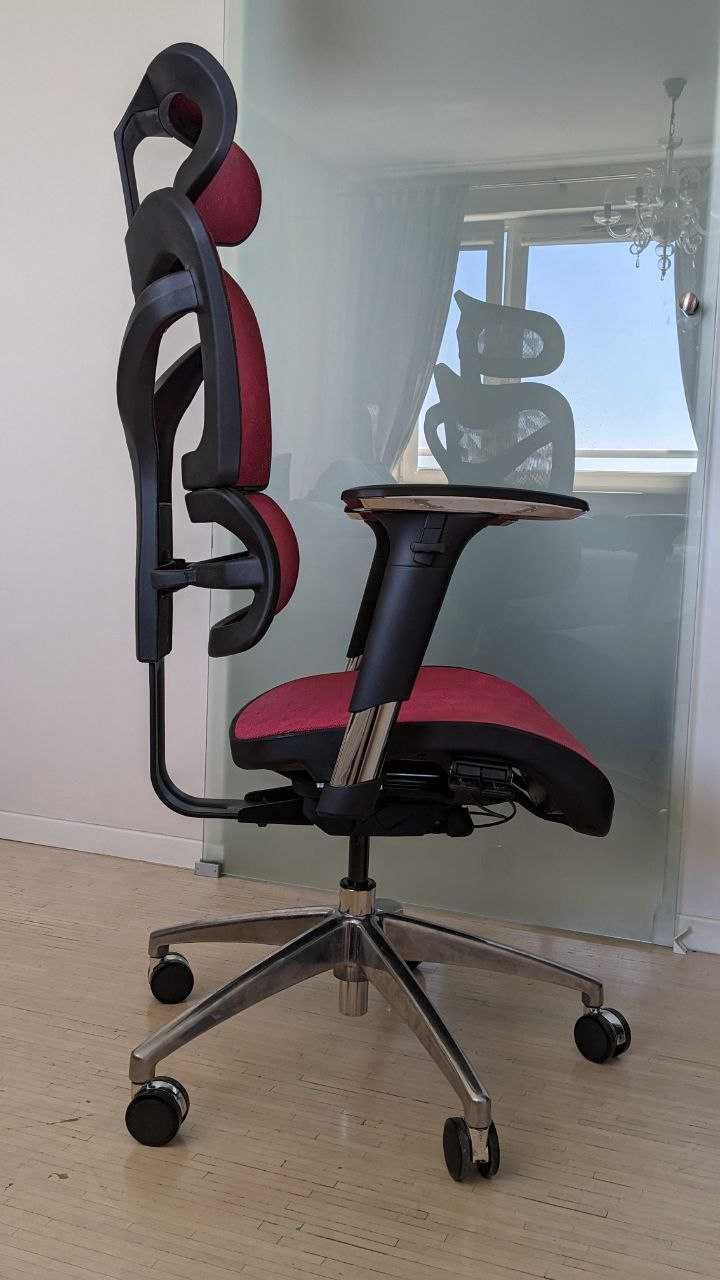 Сzerwony fotel biurowy ergonomiczny
