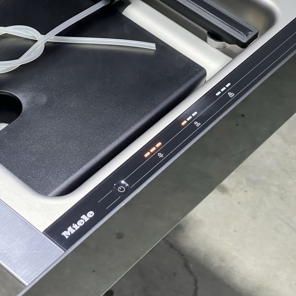 Вакууматор Miele EVS 7010 чёрный обсидиан ИДЕАЛ
