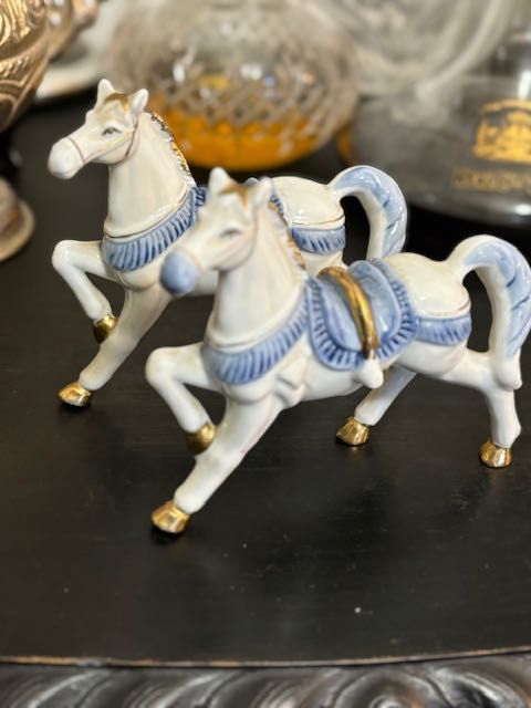 Dois cavalos em porcelana azul e branco biscuit