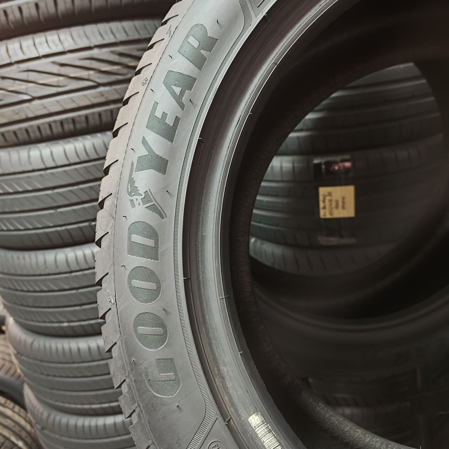 245/45/17 XL Sprzedam parę opon całorocznych Goodyear