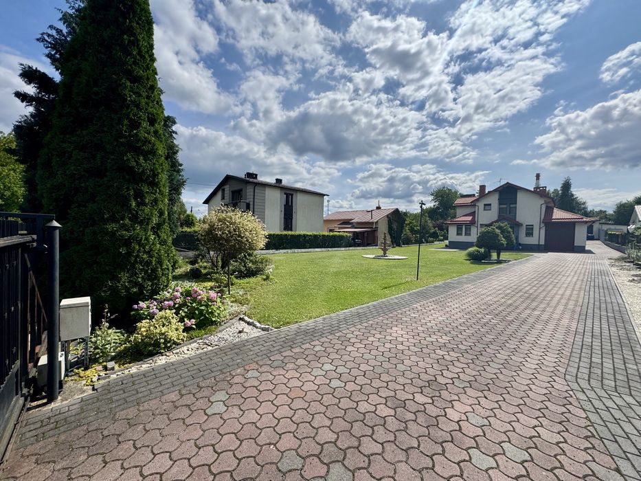 Dom Wyczerpy  + hala magazynowa + basen + działka 2500m