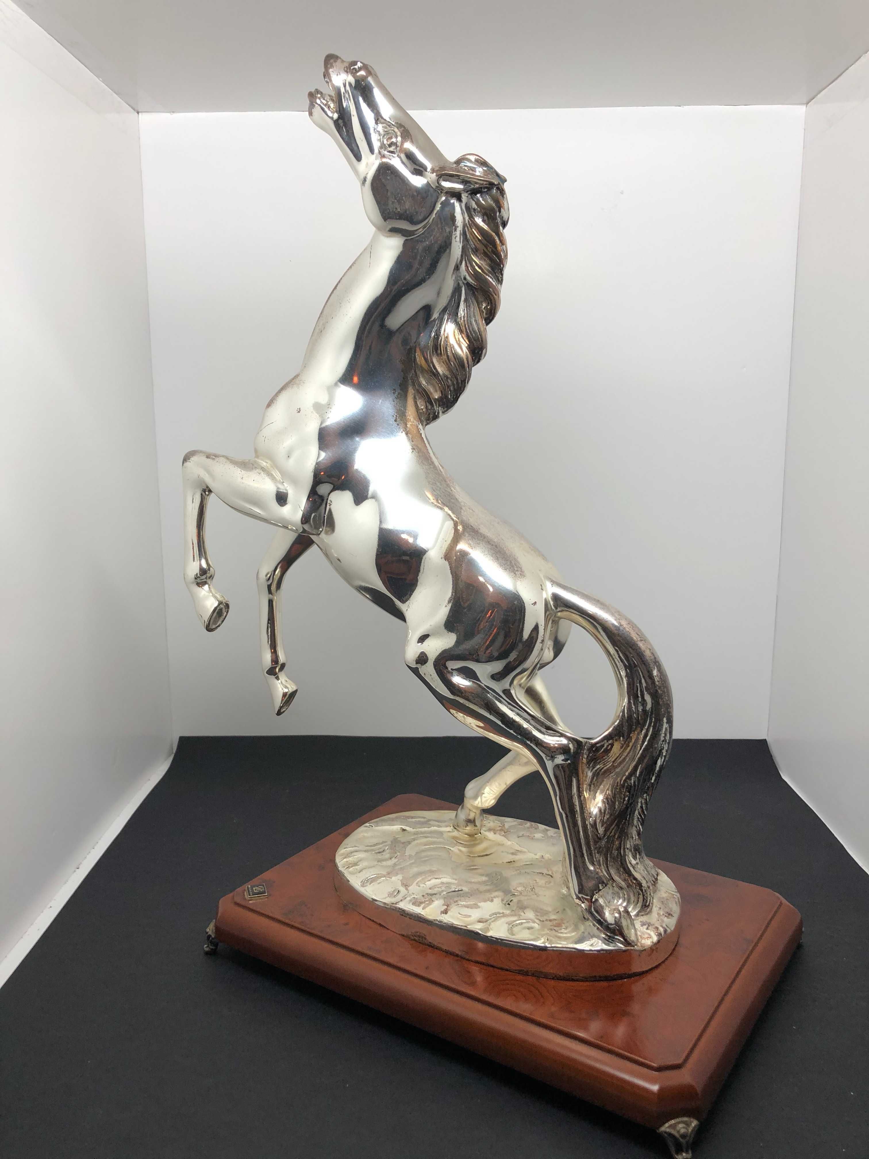 Escultura de cavalo em bllaminado de prata - SALDO