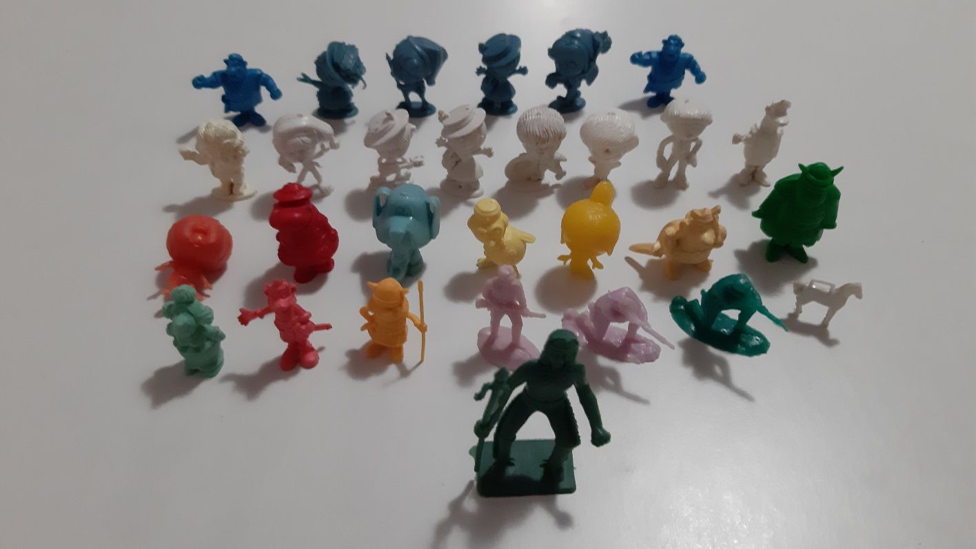 Miniaturas de figuras em plástico