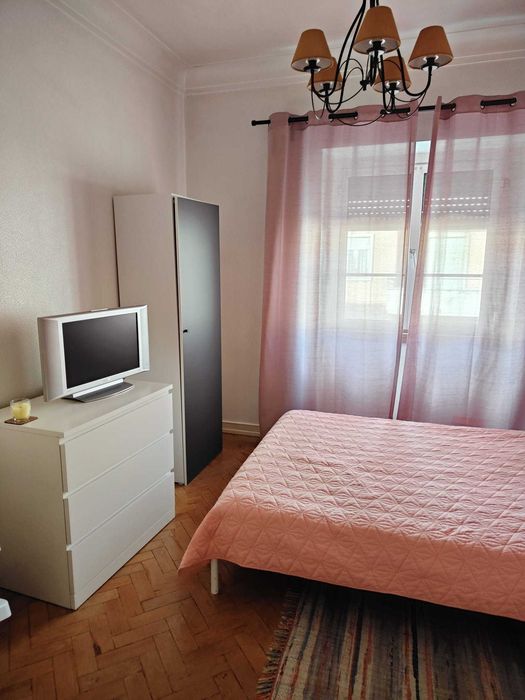 Aluga-se quarto individual, amplo, tipo estúdio, em Benfica/Lisboa