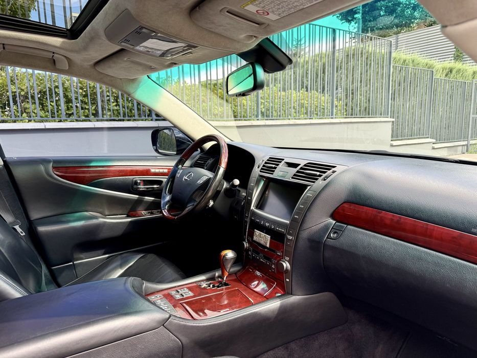 Lexus LS460L, AWD, Ottoman, 2009