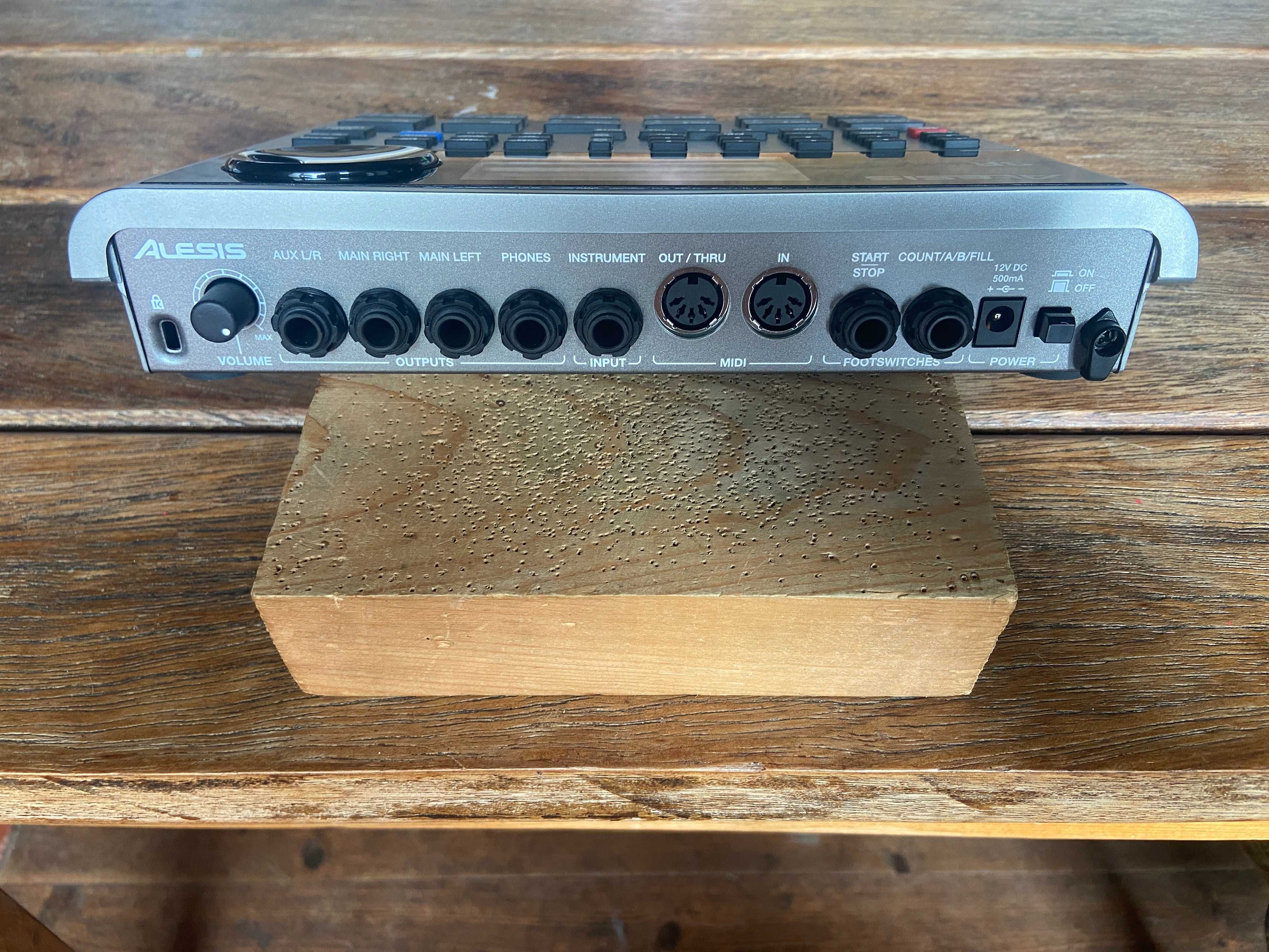 Alesis SR18 - Drum Machine (Bateria Eletrônica)