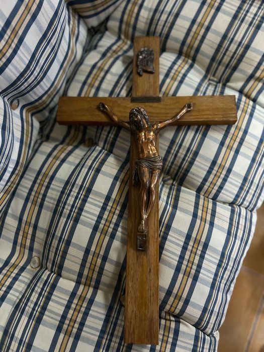 Crucifico antigo em madeira e metal