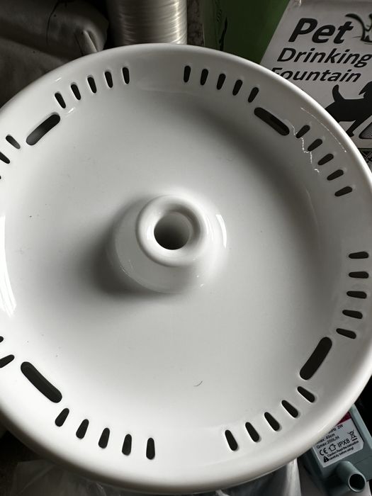 Поїлка для кішок PewinGo обʼємом 2 л