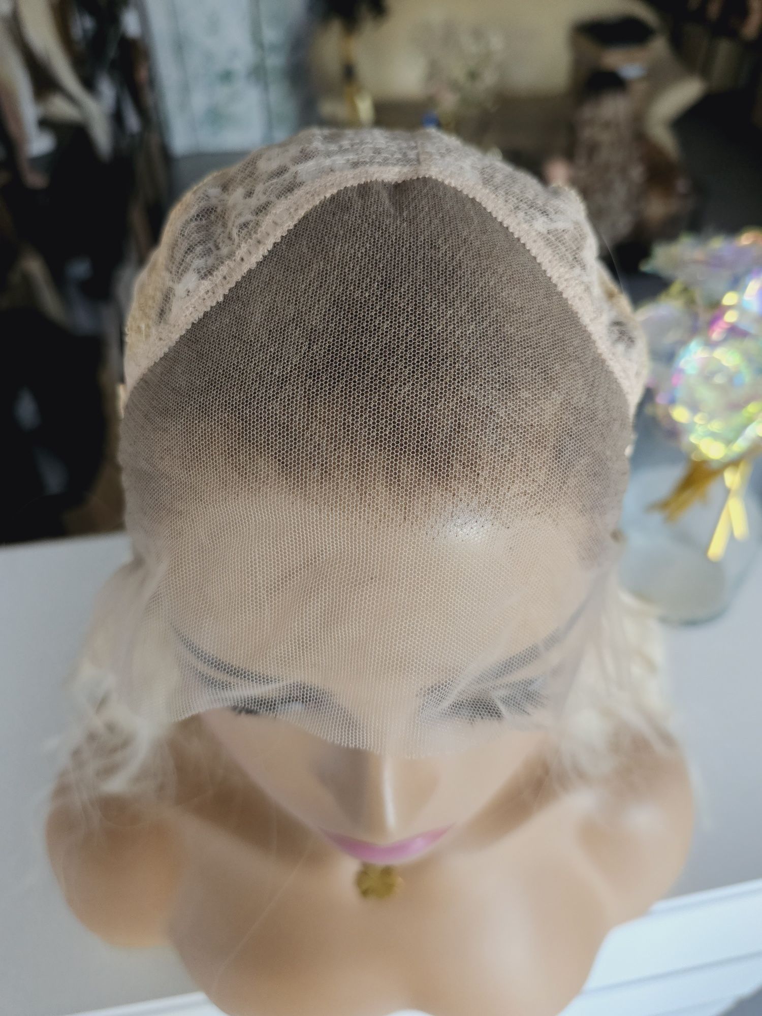 Peruka lace front fale jasny blond z odrostem Fibi naturalna fryzura