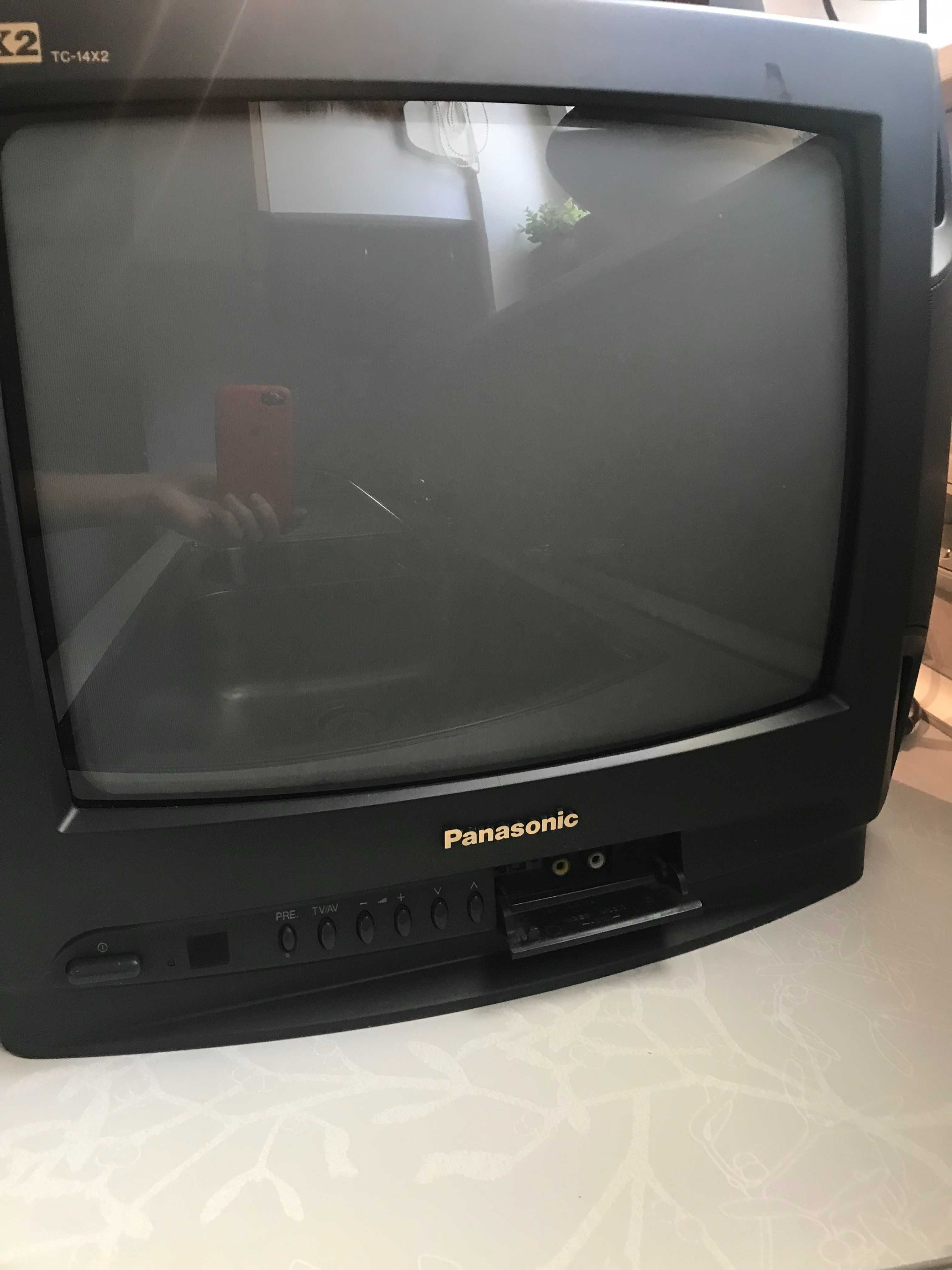 Телевизор Panasonic, аналоговый, с подставкой для крепления на стену.